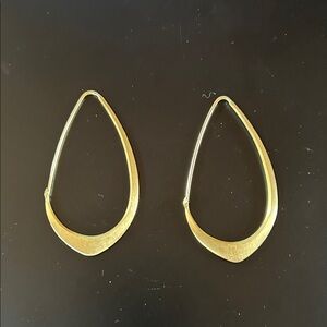 Hannah Blount  18k gold medium facet hoop earrings